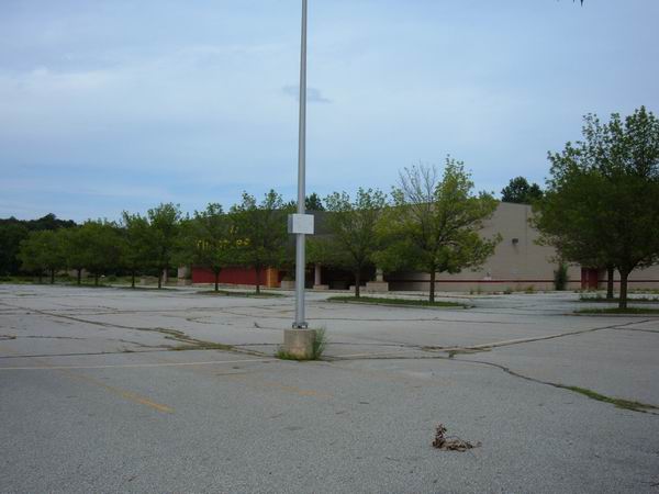 Elmwood Plaza 8 Theatres - Summer 2006 From Ryan Lindquist